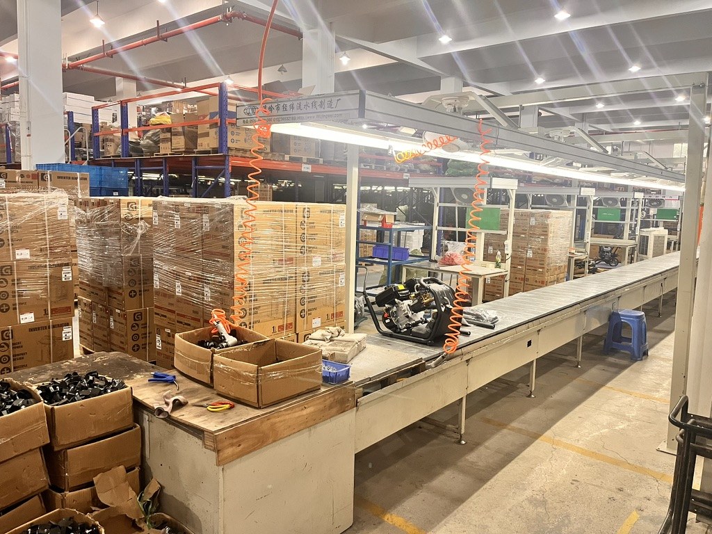 Linia produkcyjna w chińskiej fabryce urządzeń technicznych