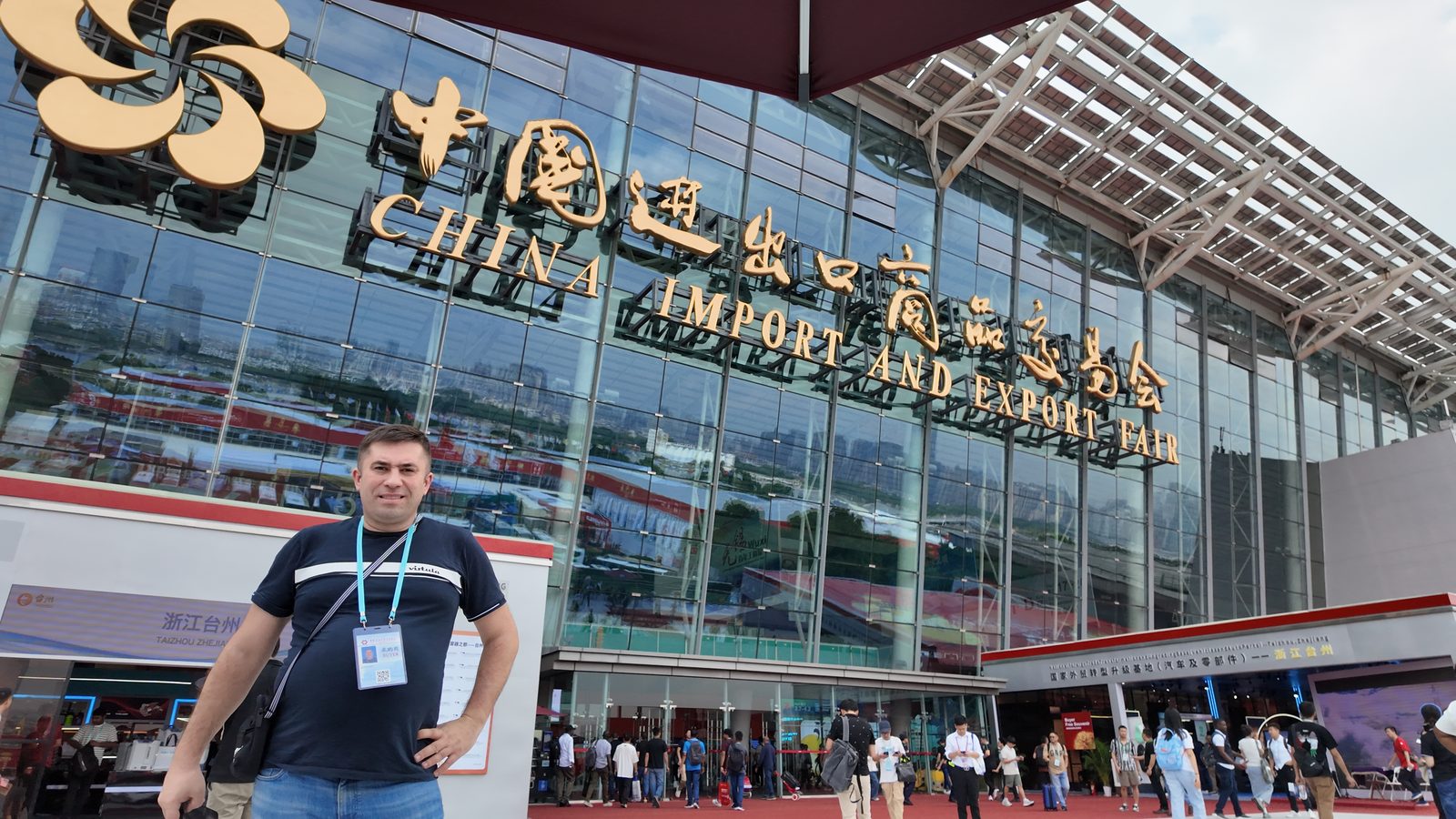 Krzysztof Skowron przed kompleksem Targów Kantońskich w Guangzhou
