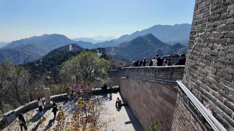 Wielki Mur i jesienne góry w Chinach