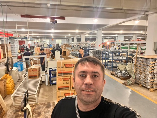 Krzysztof Skowron podczas wizyty w chińskiej fabryce