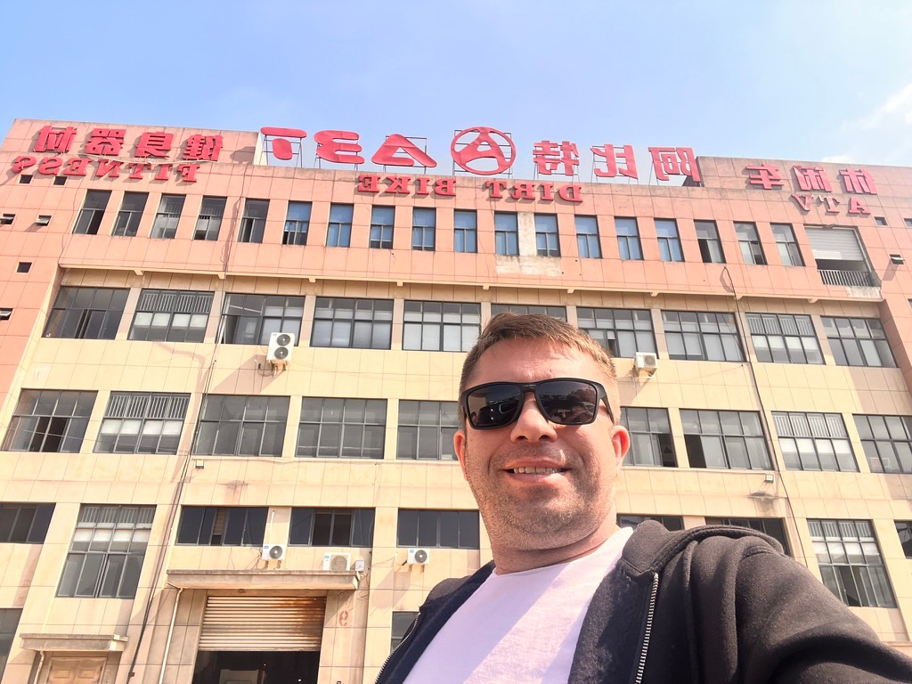 Krzysztof Skowron przed zakładem produkcyjnym w Chinach