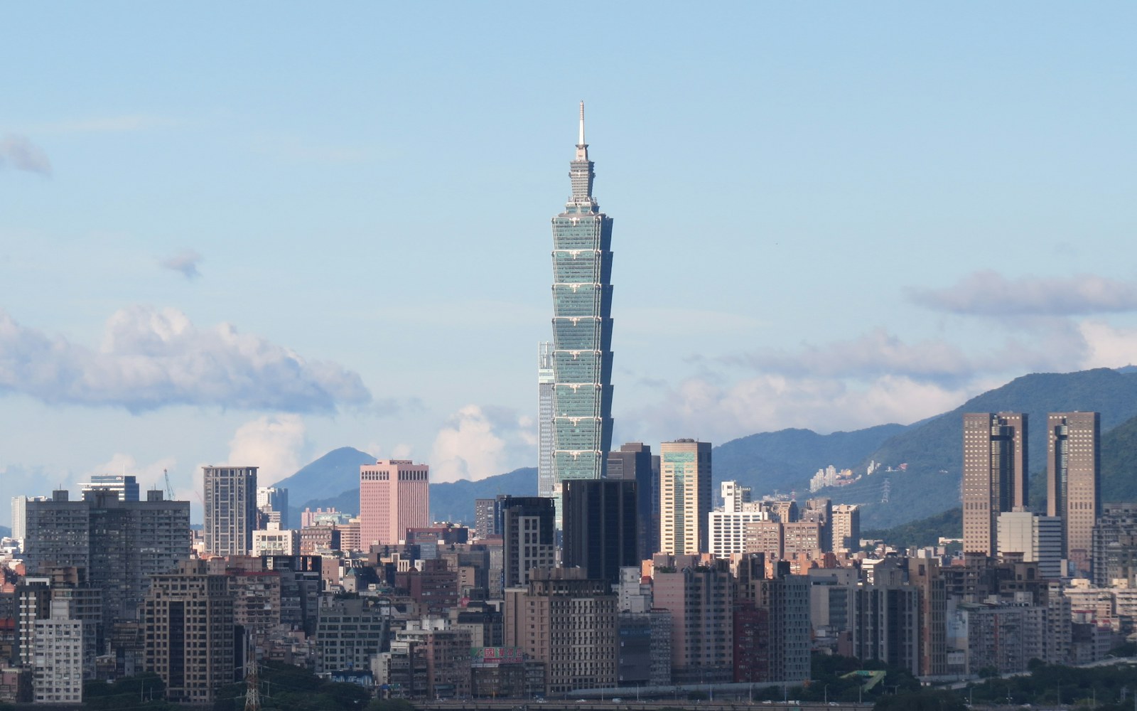 Taipei 101 ponad panoramą stolicy Tajwanu